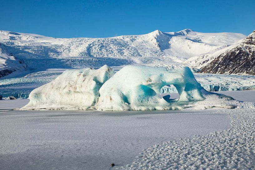 Jökulsárlón and Diamond Beach, landscape Iceland. by Gert Hilbink