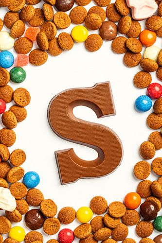 Chocoladeletter S met kruidnoten voor Sinterklaas