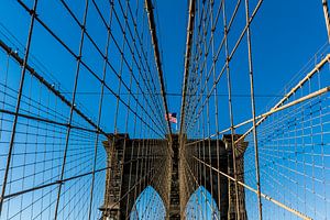 câbles et drapeau américain sur le pont de brooklyn à new york