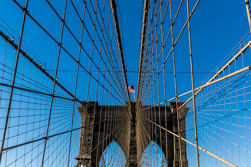 kabel und amerikanische fahne auf der brooklyn bridge in new york von Eric van Nieuwland