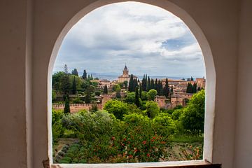 Doorkijk op de tuinen en torens van het Alhambra in Andalusie van Jos van den berg