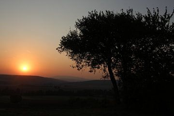 Sonnenuntergang im Sommer in Richtung Rhön