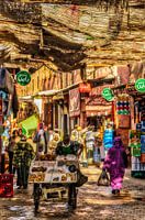 Mensen in kleurrijke steeg in de medina van Marrakech in Marokko