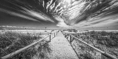 Zonnestrand en zee bij Tarifa in Spanje in zwart-wit