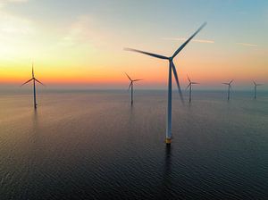 Windturbinen in einem Offshore-Windpark produzieren Strom dur