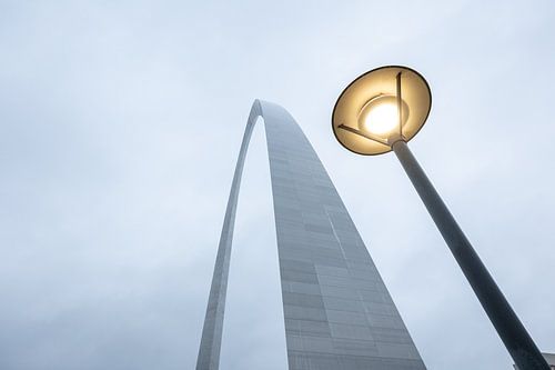detail van de boog (the Arch) in Saint Louis met lantarenpaal