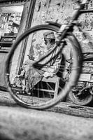 Man met tulband ingekaderd door fietswiel