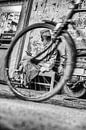 Mann mit Turban umrahmt von einem Fahrradrad von Leonie Broekstra Miniaturansicht