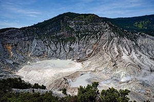 Mineralische Immensität des rauchenden Kraters von Tangkuban Parahu