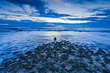 Sonnenuntergang entlang der Nordsee mit einem typischen Wellenbrecher im Vordergrund von gaps photography