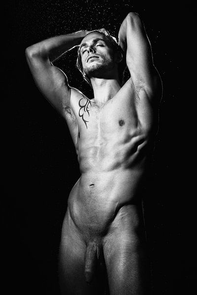 Très bel homme nu au corps musclé et puissant sous les gouttes d'eau #9305 par Photostudioholland