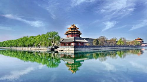 Le Musée du Palais de Pékin se reflète dans un canal bleu