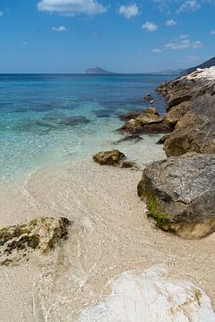 Turquoise zeewater en rotsen in Calpe 1 van Adriana Mueller