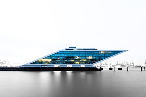 Modern kantoorgebouw in lichte kleuren, havengebied Hamburg