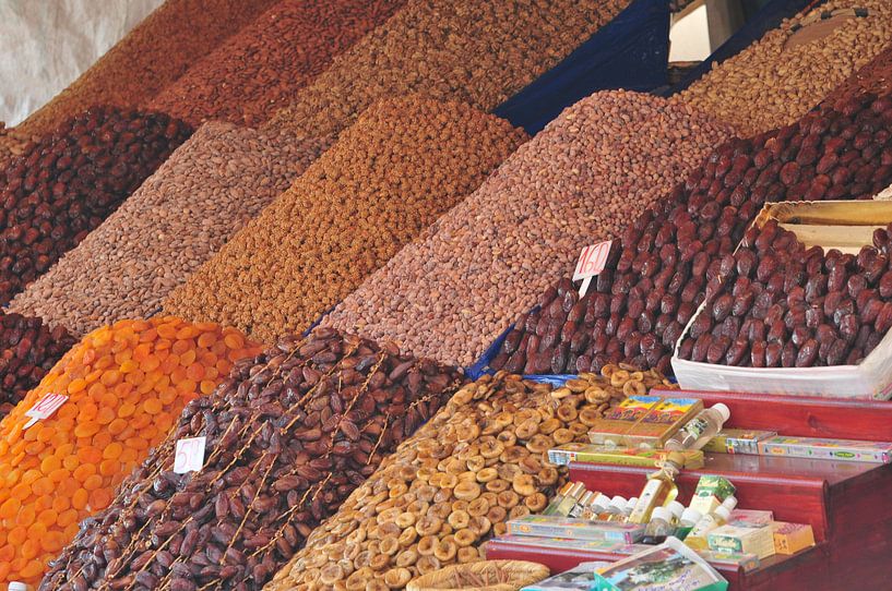 Herbal market by Theo van Woerden