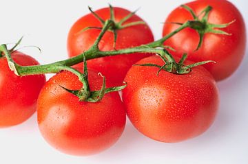 Tomaten mit kleinen Wassertröpfchen von C. Nass