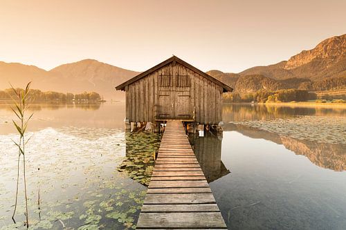 Boothut bij Kochelsee bij zonsopgang, Beieren, Duitsland