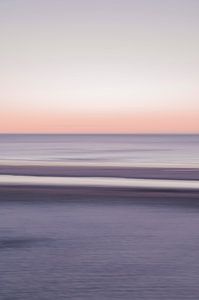 Sanfter, verträumter Sonnenuntergang in Rosarot am Mittelmeer.