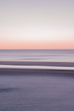 Coucher de soleil doux et rêveur en rose vif sur la Méditerranée. sur Christa Stroo photography