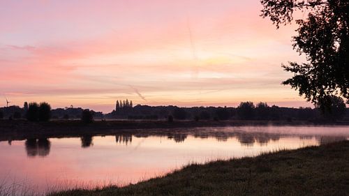 Zonsopkomst met mist over de IJssel bij Deventer