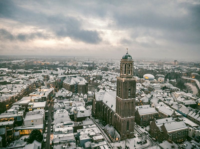 Zwolle Peperbus kerktoren tijdens een koude winter zonsopgang van