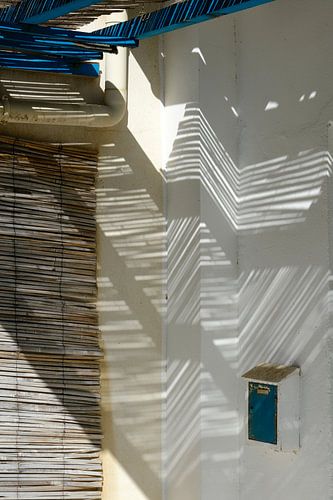 Lichtspiel an einer Hausfassade von Flatfield