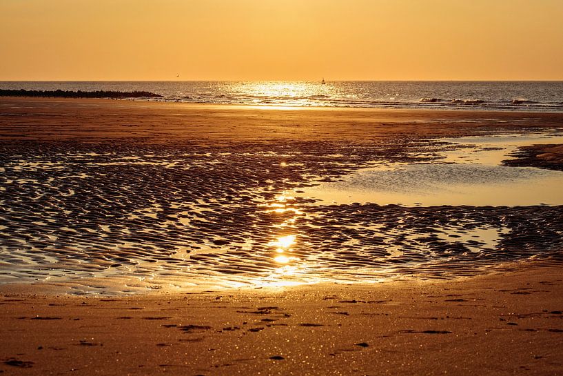Sunset on the beach of Middelkerke by Rob Boon