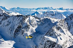 Hubschrauber über den Alpen mit den italienischen Dolomiten im Hintergrund