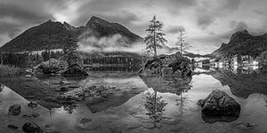 Herbst und Sonnenaufgang am Hintersee in Schwarz und Weiß