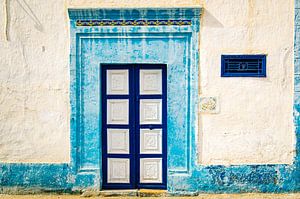 Arabisches Gebäude mit Haustür in Gasse in Monastir Tunesien