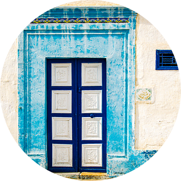 Arabisch gebouw met voordeur in steegje in Monastir Tunesië