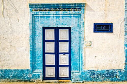 Arabisch gebouw met voordeur in steegje in Monastir Tunesië