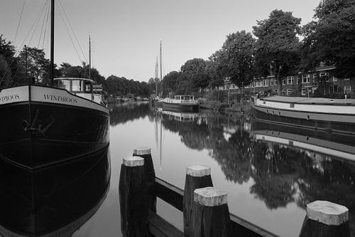 Spiegelingen in het Reitdiep 2 (zwart wit)