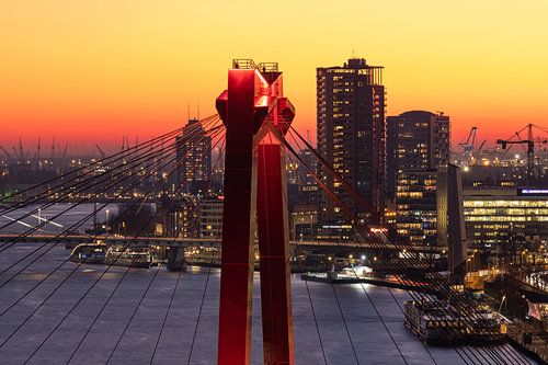 Het puntje van de Willemsbrug in Rotterdam tijdens zonsondergang