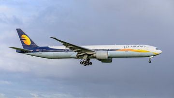 Landende Jet Airways Boeing 777-300. van Jaap van den Berg