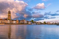 Deventer Skyline met donkere wolken