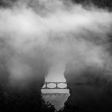 Un pont émerge de la brume matinale à Frahan sur This is Belgium