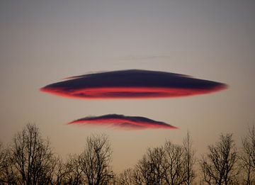 Dubbele Lenticularis wolk bij zonsondergang van mekke