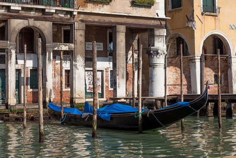 Gondola in oude centrum van Venetie, Italie van Joost Adriaanse