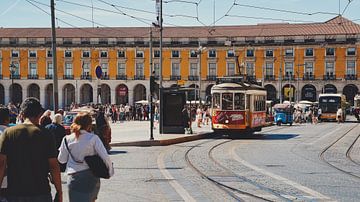 Zonnige Lissabon Straat met Kleurrijke Gebouwen