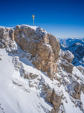 Alpenlandschaft und Eibsee von oben