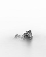 Geïsoleerde rotsen in een mist van de zee