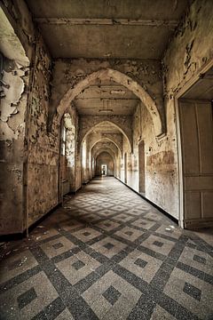 Urbex-Korridor in einem verlassenen Kloster von Dyon Koning