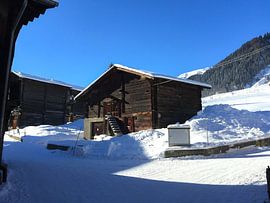 Berghuis in de sneeuw by Stan Jansen