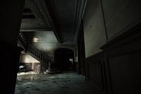 Schattiger Saal einer verlassenen Burg