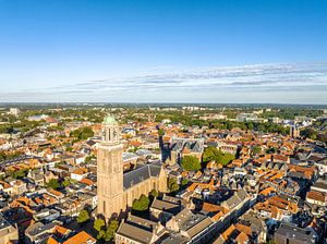 Luftaufnahme der Stadt Zwolle während eines Sonnenuntergangs im Sommer