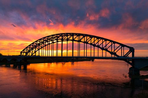 Pont dans un incroyable coucher de soleil coloré sur la rivière IJssel