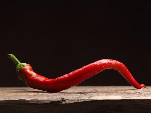 Pikante rode chilipeper op een houten tafel