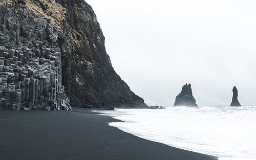 La plage de sable noir de Reynisfjara en Islande