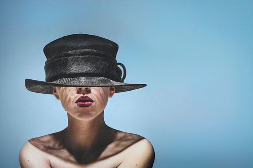 Vrouw in Studio met Rode Lippen en Cyaan Achtergrond - Moderne Kunst voor Stijlvolle Interieurs